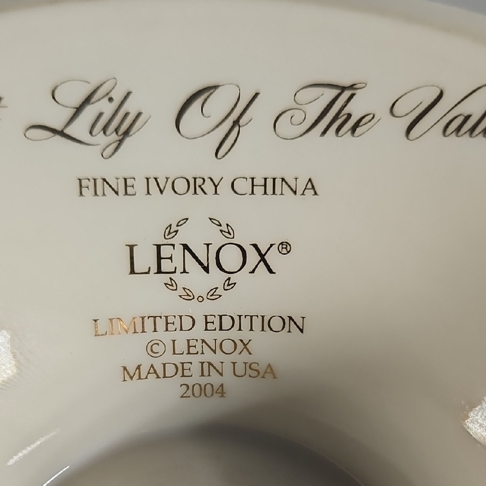 Lenox Cream Vase with Gold Trim - Picture 11 of 16